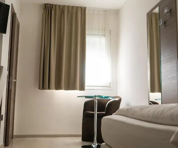 מלון Garni Fontana